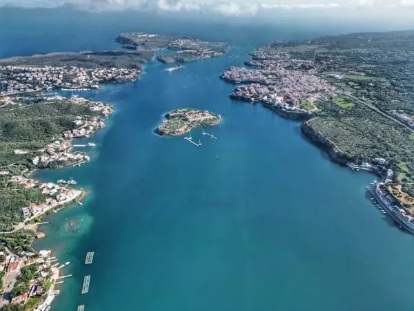 Isla del Rey y galería de arte Hauser & Wirth en el puerto de Mahón