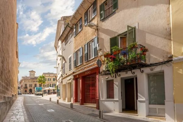 Calles pintorescas del casco antiguo de Mahón con arquitectura tradicional
